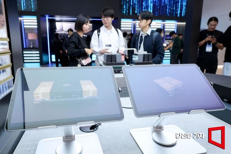 14일 서울 강남구 코엑스에서 열린 '제28회 반도체대전'에 참가한 관람객들이 삼성전자의 zHBM에 대해 설명 듣고 있다. 2026.10.14. 강진형 기자