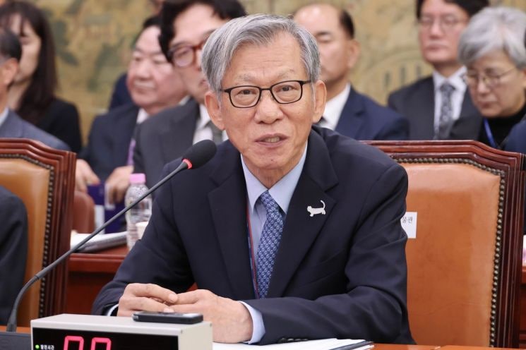 '소장품 <b>셀프 출품</b>' 논란 <b>유홍준</b> 국립중앙박물관장 사의 표명