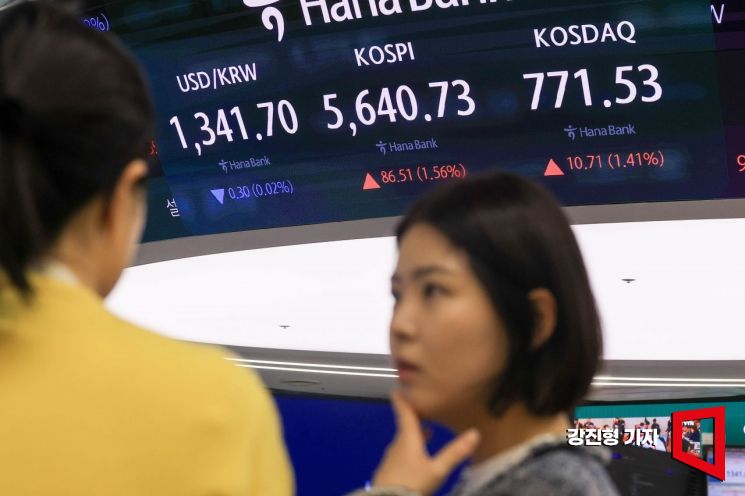 코스피가 전날까지 이어진 급락세를 딛고 1%대 상승 출발한 16일 서울 중구 하나은행 딜링룸 전광판에 국내증시 현황이 표시돼 있다. 2026.10.16. 강진형 기자