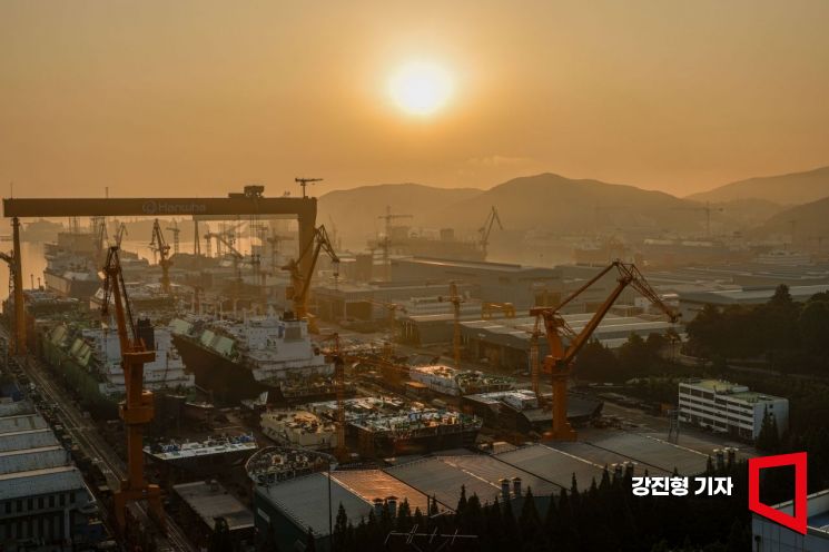 경남 거제 한화오션 옥포조선소 전경.강진형 기자
