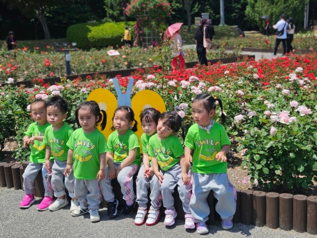울산대공원 장미축제을 방문한 어린이들이 기념사진을 찍고 있다. /사진=최지원 기자