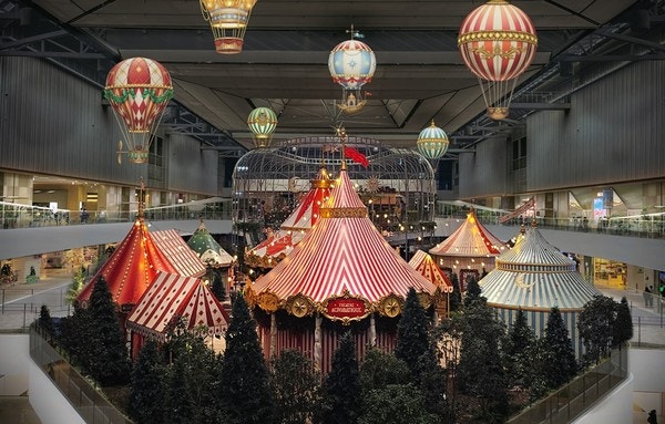 원본보기  현대백화점이 지난 11월 1일 연말 시즌을 기념하기 위해 더현대 서울에 유럽동화 속 서커스 마을을 테마로 '움직이는 열기구'로 꾸며진 화려한 크리스마스 연출을 선보였다. /사진 제공=현대백화점그룹