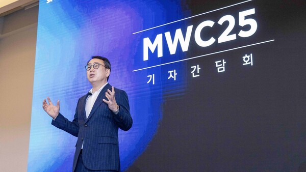 SK Telecom首席執行官Yoo Young -Sang正在西班牙巴塞羅那宣布AI Pyramid 2.0策略。/照片提供= SKT