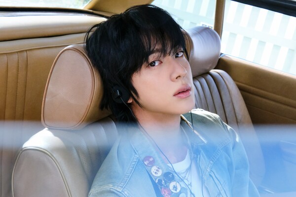 하이브의 그룹 방탄소년단(BTS)의 멤버 '진'.그는 6월28~29일 양일간 경기도 고양시 일산서구 고양종합운동장 보조경기장에서 첫 단독 팬콘서트를 연다.이 공연 티켓은 4월28일 팬클럽 선예매,<a href=