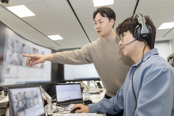 지난 4월 삼성전자 인재개발원(경기도 용인)에서 삼성전자 감독관이  상반기 삼성직무적성검사 응시자를 대상으로 예비 소집을 진행하는 모습./사진 제공=삼성전자