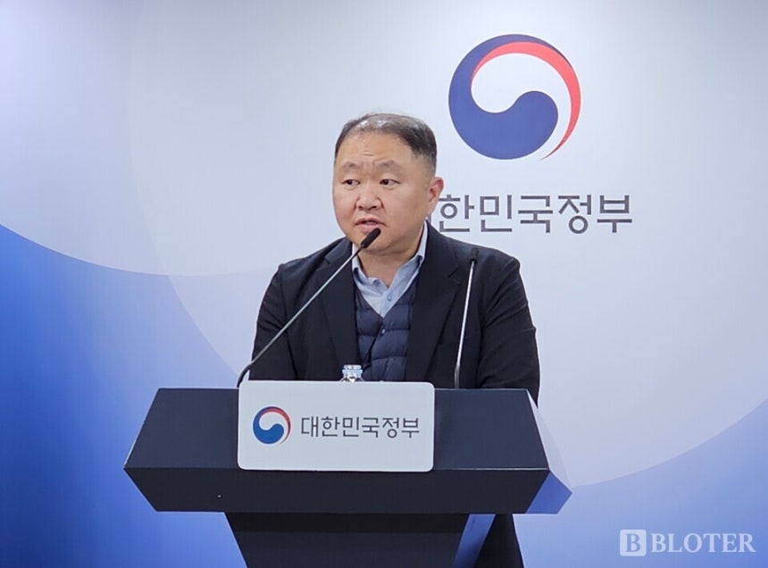 남영준 과기정통부 주파수정책과장이 10일 정부서울청사에서 열린 '이동통신 주파수 재할당 세부 정책방안' 브리핑에서 기자들의 질의에 답하고 있다./사진=강준혁 기자