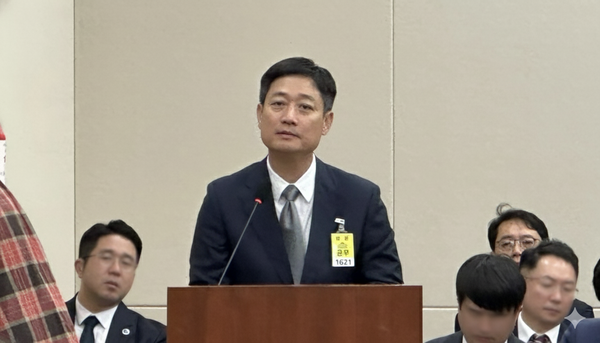 홍범식 LG유플러스 대표가 올해 10월 21일 서울 영등포구 국회에서 열린 과학기술정보방송통신위원회 국정감사에 참석해 질의를 듣고 있다./사진=이진솔 기자