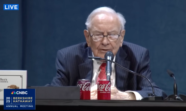 버크셔 연례 주총에서 발언 중인 버핏 /사진=CNBC 영상
