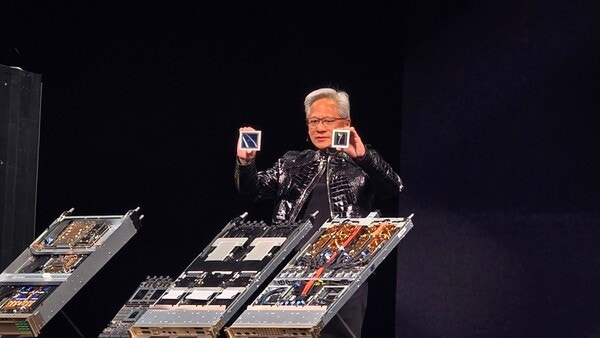 젠슨 황 엔비디아 최고경영책임자(CEO)가 이달 5일(현지시간) 미국 네바다주 라스베이거스 퐁텐블로 호텔에서 열린 엔비디아 CES 2026 라이브에서 차세대 그래픽처리장치(GPU)루빈 GPU를 선보이고 있다./사진=