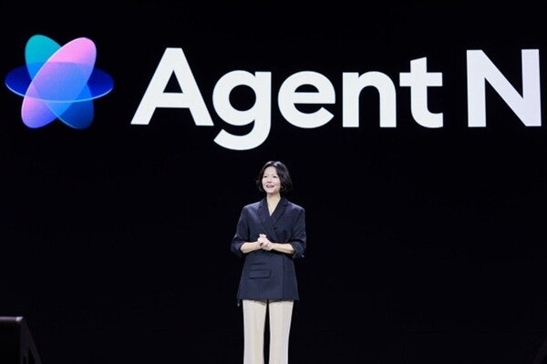최수연 네이버 대표가 지난해 11월 서울 코엑스에서 열린 'DAN25' 컨퍼런스 현장에서 '에이전트(Agent) N' 전략을 소개하고 있다./사진 제공=네이버