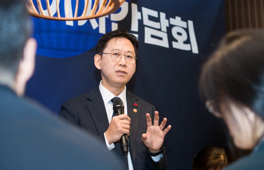 배경훈 부총리 겸 과학기술정보통신부 장관이 지난해 12월 세종시 정부세종청사 인근 식당에서 열린 '송년 기자간담회' 에서 기자들과 질의응답을 하고 있다./사진 제공=과기정통부