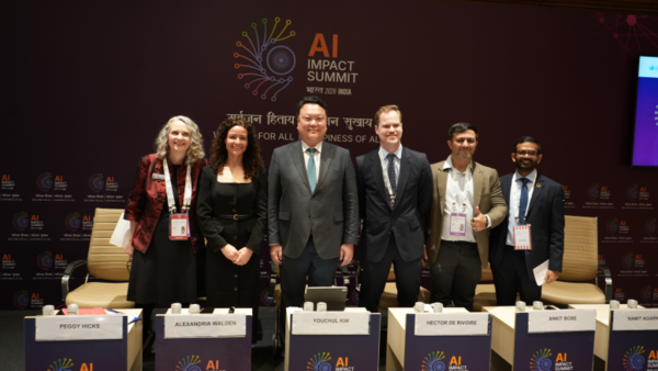 20일(현지시간) 인도 뉴델리 바라트 만다팜에서 열린 유네스코와 유엔 인권최고대표사무소 공동 주관 행사에서 김유철 LG AI연구원 전략부문장(왼쪽부터 3번째)이 참가한 관계자들과 함께 기념 사진 촬영을 하고 있다./