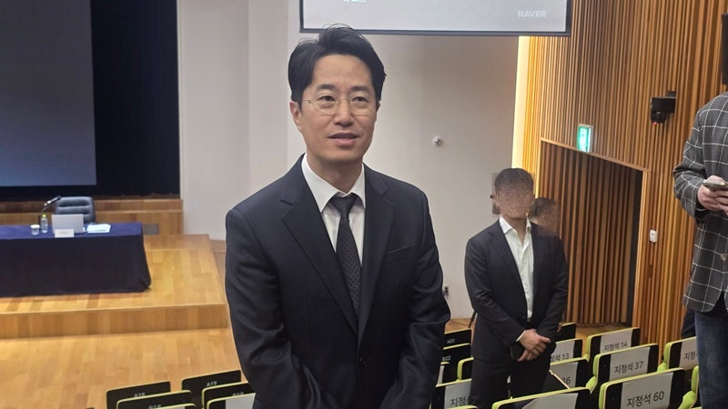 김희철 네이버 최고재무책임자(CFO)가 23일 경기 성남시 분당구 네이버 그린팩토리에서 열린 제27기 정기 주주총회에서 취재진과 만나 질문에 답하고 있다./사진=권용삼 기자