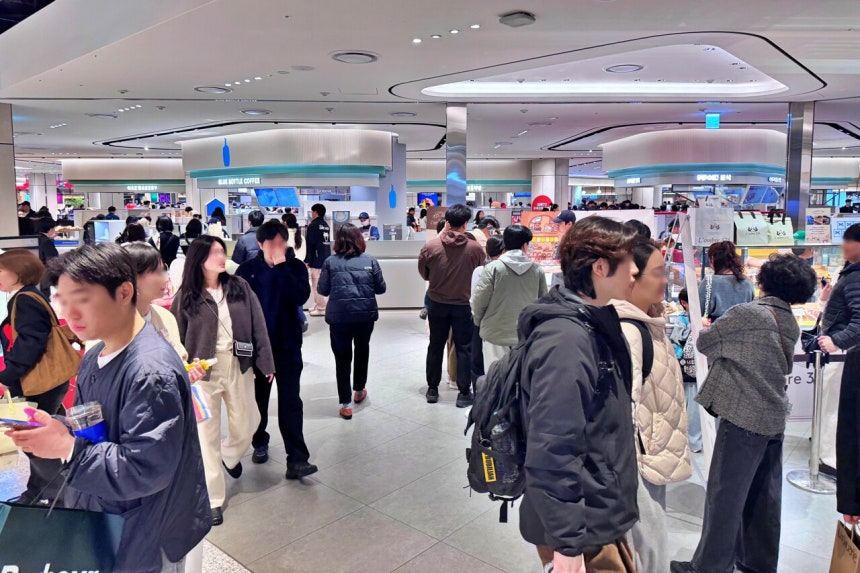 롯데백화점 인천점 지하 1층 식품관인 '푸드 에비뉴'를 방문한 고객들 /사진 제공=롯데쇼핑