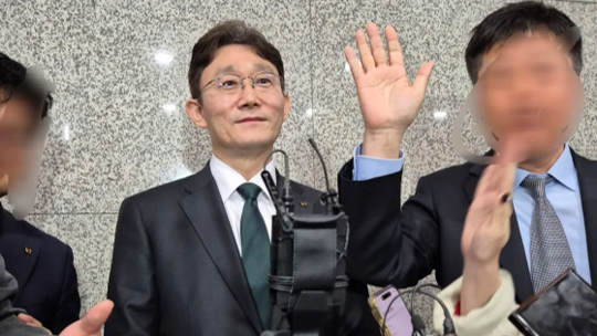 올해 4월 한국과학기술회관에서 열린 과기정통부와 통신3사 CEO 간 간담회에 참석한 박윤영 KT 대표가 기자들의 질문을 받고 있다. /사진=김수진 기자 