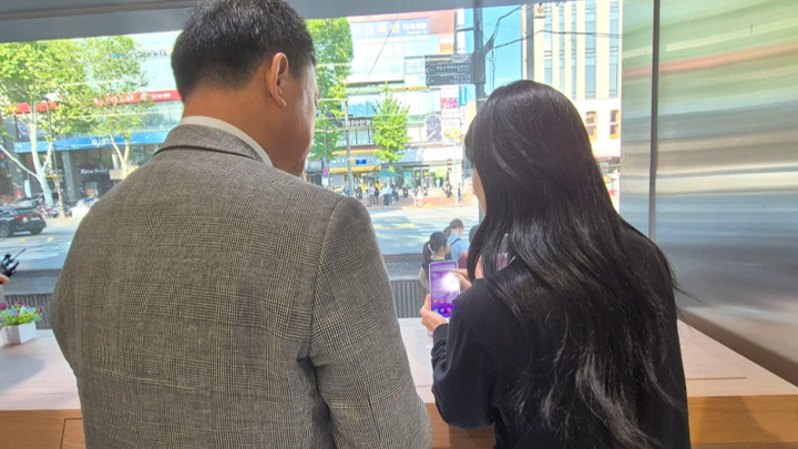 김종철 방미통위원장(왼쪽)이 매장내 비치된 휴대폰 기능을 체험하고 있다./사진=김수진 기자