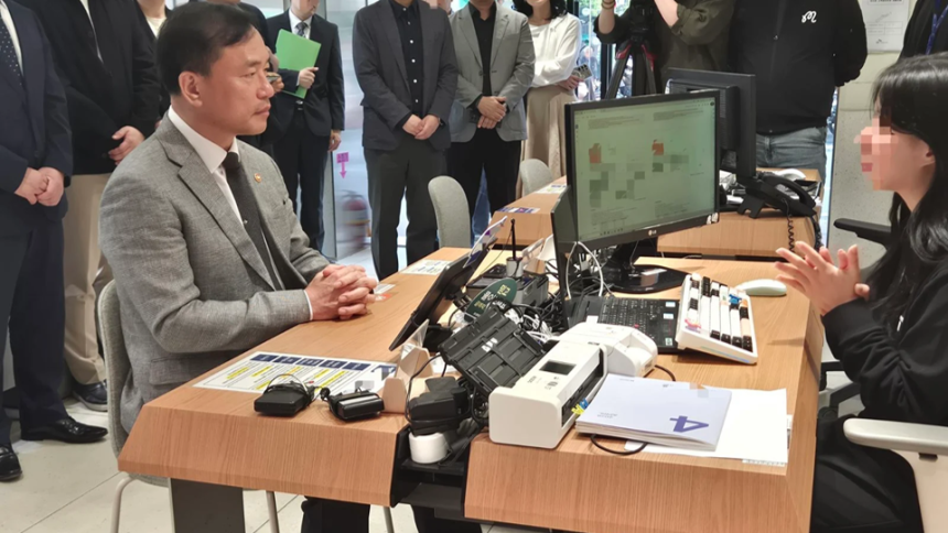 김종철 방미통위원장이 매장에서 상담사에게 휴대폰에 대한 질문을 하고 있다./사진=김수진 기자