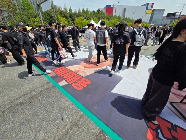 삼성전자 평택캠퍼스에서 지난달 23일 진행된 파업 결의대회 바닥에 부착된 경영진 사진 /사진=유호승 기자
