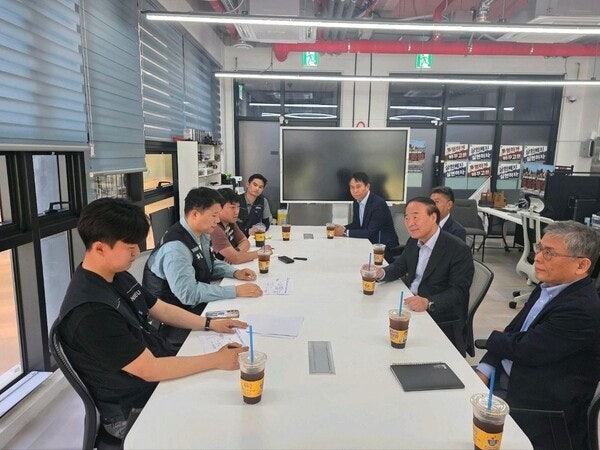 삼성전자 사장단(우측)이 15일 경기 평택 초기업노조 사무실을 찾아 협상 재개를 요청하는 모습 / 사진 제공=삼성