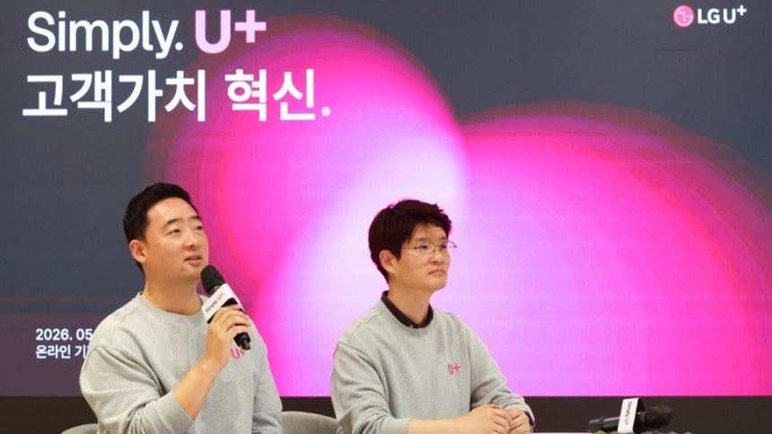 (왼쪽부터)강진욱 LG유플러스 모바일/디지털사업그룹장과 장준영 LG유플러스 마케팅그룹장이 28일 LG유플러스 용산사옥 스튜디오에서 개최된 LG유플러스 온라인 기자간담회 질문에 답하고 있다./사진=LG유플러스 제공