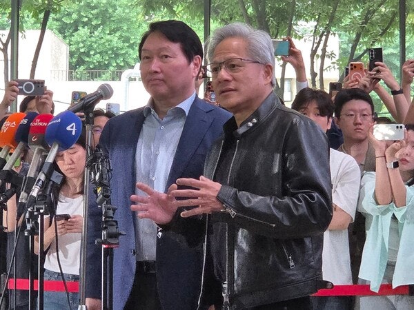 SK 최태원·엔비디아 젠슨 황, 'AI 혈맹'으로 도약 [현장+]