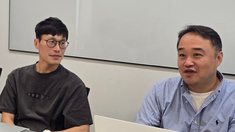 이도철 LG유플러스 AI서비스기획팀 책임(오른쪽)이 이달 3일 일본 후쿠오카에서 LG유플러스 '익시오 로밍콜'을 기획한 배경에 대해 설명하고 있다./사진=권용삼 기자