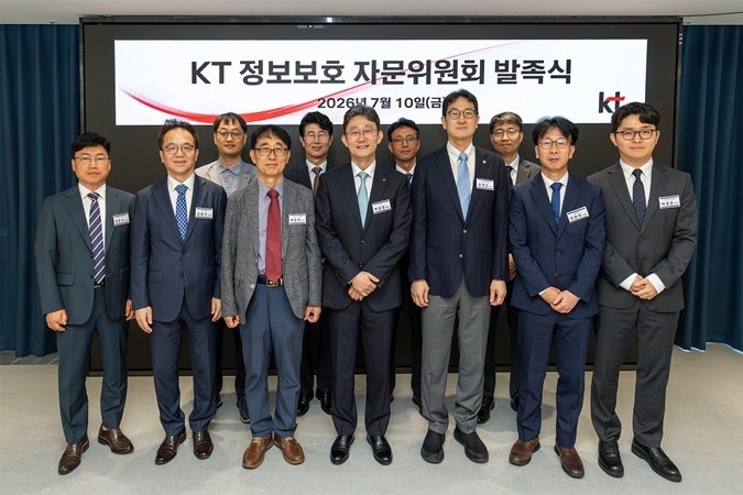 (앞줄 왼쪽 네 번째)박윤영 KT 대표가 이달 10일 KT 광화문빌딩에서 열린 '정보보호 자문위원회' 발족식에서 초대 자문 위원들과 기념 촬영을 하고 있다./사진 제공=KT