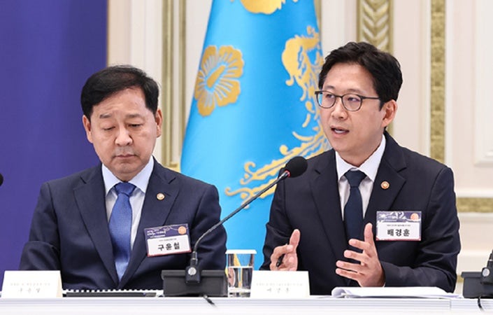 배경훈 부총리 겸 과학기술정보통신부 장관(오른쪽)이 13일 청와대에서 열린 국가재정전략회의에서 'AI데이터센터·피지컬AI' 관련 지원방안을 발표하고 있다./사진 제공=청와대