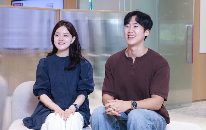 왼쪽부터 윤주우 LG유플러스 브랜드마케팅팀 선임과 이상엽 선임이 이달 31일 서울 마포구 LG유플러스 상암사옥에서 블로터와 만나 인터뷰하고 있다./사진 제공=LG유플러스