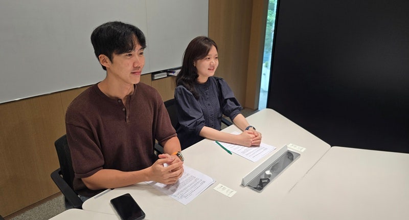 왼쪽부터 이상엽 LG유플러스 브랜드마케팅팀 선임과 윤우주 선임이 이달 31일 서울 마포구 LG유플러스 상암사옥에서 블로터와 만나 인터뷰하고 있다./사진=권용삼 기자