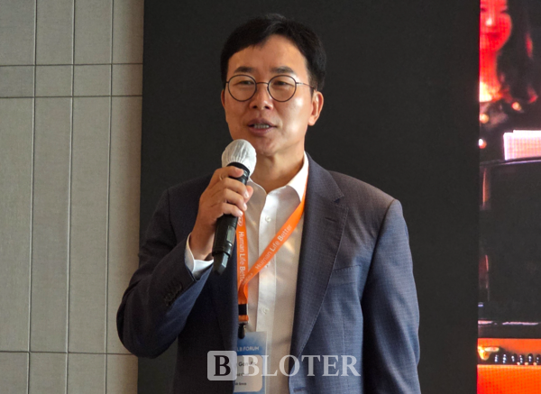서울 송파구 소피텔 앰배서더 서울 호텔에서 열린 HLB 포럼에서 진양곤 의장이 기자들과 만나 인사를 전했다 / 사진=주샛별 기자 