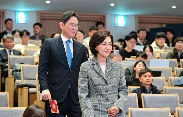 <b>이재용</b> 회장, 홍라희 여사 <b>삼성전자 주식</b> 1.9兆 <b>매수</b>…지분 1.58%