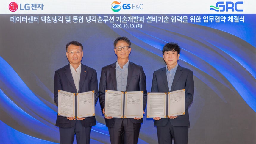 13일 서울 종로구 본사 사옥에서 조성한 GS건설 미래기술원장(사진 가운데), LG전자 오세기 ES연구소장(왼쪽), GRC 최동훈 한국지사장(오른쪽)이 업무협약을 체결하고 기념사진 촬영을 하고 있다. /사진=GS건설