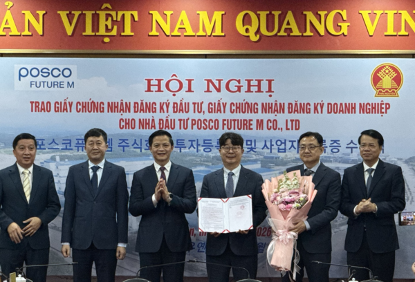 포스코퓨처엠은 4월 타이응웬성 인민위원회에서 베트남 인조흑연 음극재 사업 투자등록증을 전달하는 사전 행사를 진행했다. 사진 왼쪽 3번째부터 타이응웬성 브엉 꾸옥 뚜언(Vuong Quoc Tuan) 인민위원장, 포스코