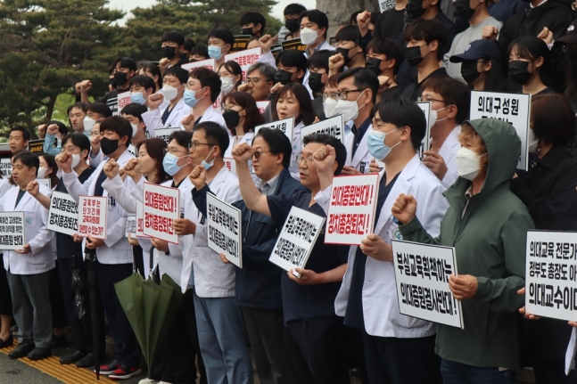 거점 국립대인 충북대 대학본부 앞에서 의대 교수와 학생 등 200여 명이 의대 증원 반대 집회를 하고 있다.&#160;[사진=뉴스1]