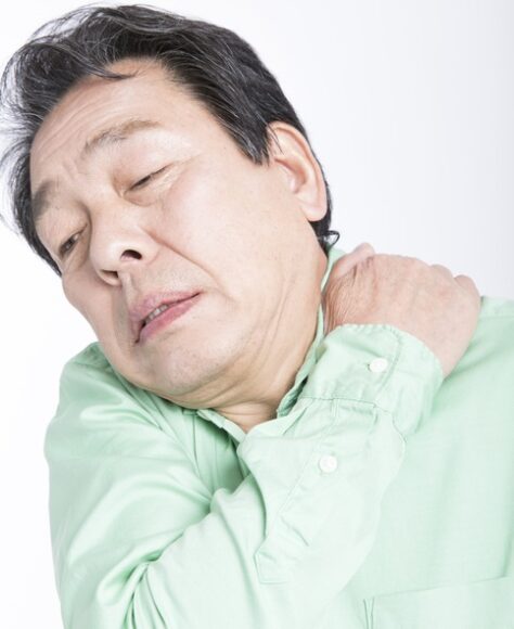 폐암에 걸리면 어깨, 허리가 아프기도 한다. 담배를 피운 적이 없는 폐암 환자의 예후가 더 좋지 않다. [사진=게티이미지뱅크]