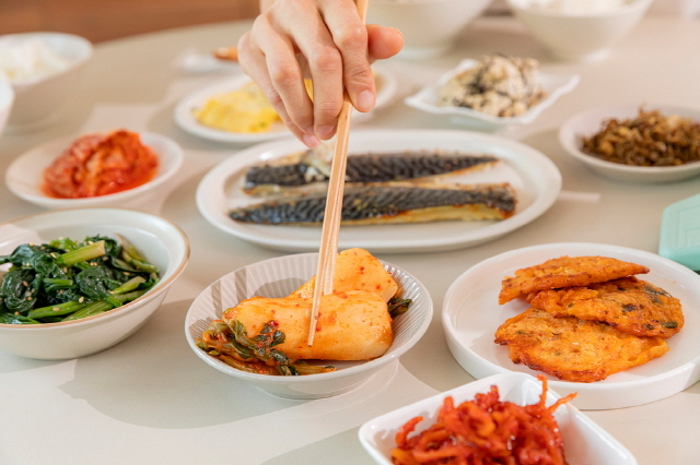 위암 예방을 위해 덜 짜게 먹는 식습관이 중요하다. 소금에 절인 음식보다 생채소-과일을 자주 먹어야 한다. [사진=클립아트코리아]