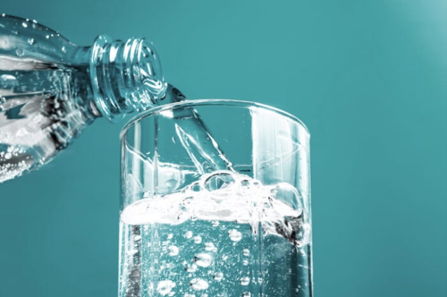 탄산수는 물이 주는 상쾌한 맛과 더불어 칼로리가 없다는 점에서 많은 이들의 사랑을 받고 있다. 그러나 건강과 관련해서는 여러가지 의견들이 있다. [사진=게티이미지뱅크]