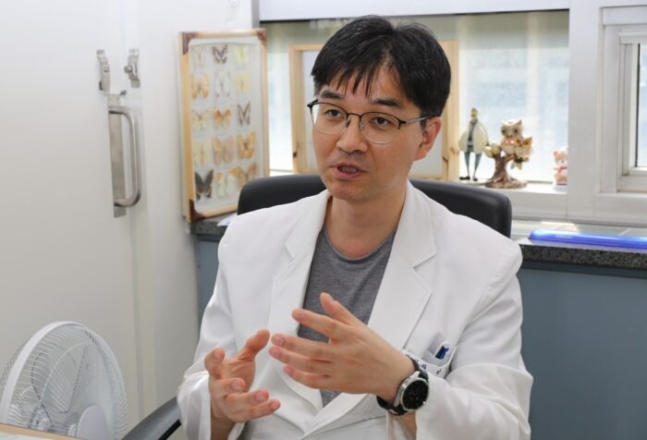 한덕현 중앙대병원 정신건강의학과 교수가 10일 코메디닷컴과 인터뷰하고 있다. [사진=중앙대병원]