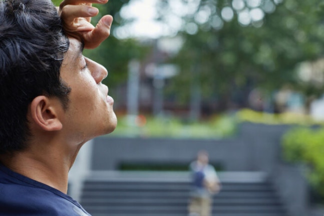 폭염 땐 외출 전에 물을 2~3컵 마시거나, 마실 물을 아예 갖고 다니는 게 좋다. 찜통 더위에 노출되는 사람은 틈틈이 그늘을 찾아 쉬고, 모자와 선글라스를 쓰고 다녀야 한다. 특히 무력감, 두통, 메스꺼움을 느끼면