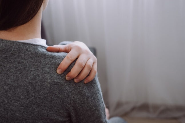 섬유근육통은 가족과의 사별, 이혼 등으로 극심한 스트레스를 받았거나 몸을 다쳤을 때 발생할 수 있다. 수면 부족도 원인 중 하나다. 하지만 특별한 이유 없이 시간이 지남에 따라 증상이 쌓이고 악화할 수 있는 게 바로