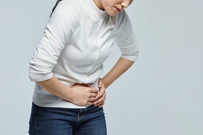 난소암은 증상이 나타나도 하복부나 복부의 불편감-팽만감-통증, 소화불량이 많아 소화문제로 오인하여 방심하는 경우가 많다. [사진=게티이미지뱅크]