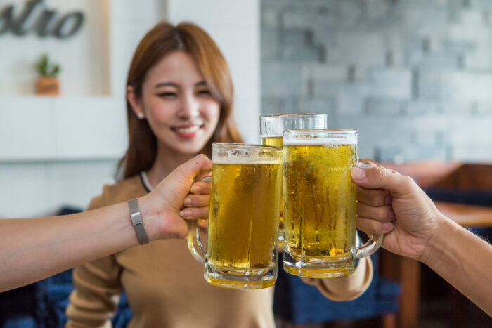 건강을 위해 음주를 절제하는 것이 좋다. 특히 음주량이 많으면 유방암 발생 확률이 높아진다는 연구 결과들이 있다. 특히 폐경을 한 여성이 매일 한 잔씩 술을 마실 경우 유방암 발생 위험도가 30% 증가한다(국가암정보