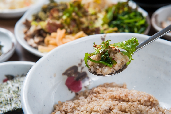 適度食用大麥和綠葉蔬菜可以幫助減少內臟脂肪[照片= Getty Image Bank]