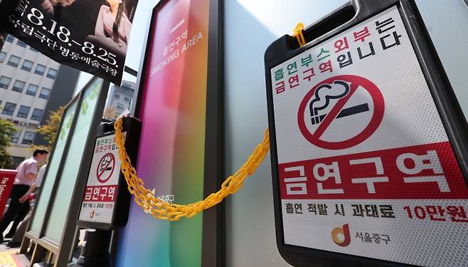 "흡연부스 외부는 금연구역"이라는 문구의 표지판이 설치돼 있지만 여전히 길거리 흡연이 기승을 부리고 있다.바람이 불면 주위로 담배연기가 퍼져 나간다.[사진=뉴스1]