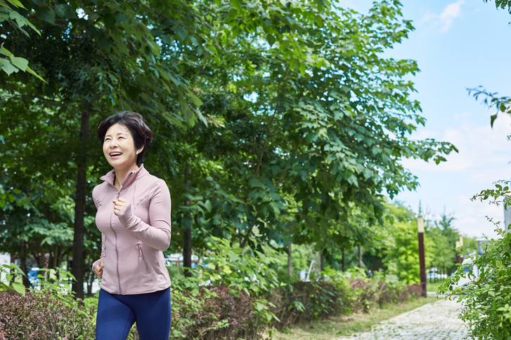 45~65세 사이 신체활동을 늘리면 알츠하이머병 예방에 도움이 될 수 있다는 연구 결과가 나왔다.[사진=게티이미지뱅크]