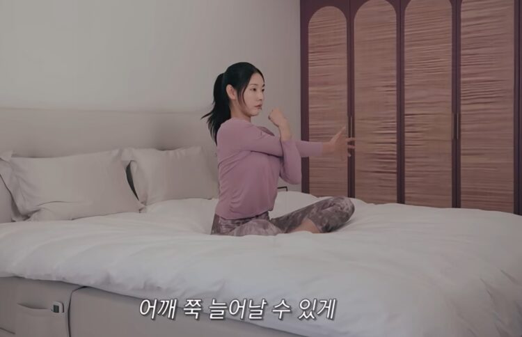 한혜진이 매일 하는 스트레칭.[사진=유튜브 영상 캡쳐]