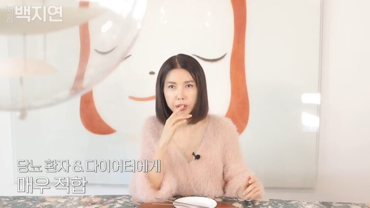 아나운서 출신 방송인 백지연이 즉석밥 8종을 비교하는 콘텐츠를 선보이며 밥에 진심인 면모를 보였다.[사진=유튜브 채널 '지금백지연']