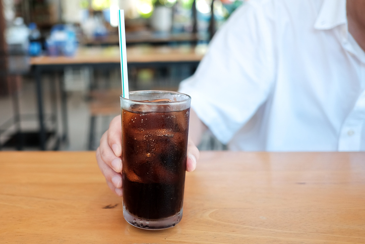 설탕은 콜라 등 탄산음료에도 많이 들어 있다.콜라 500ml 한 병에 각설탕 17개에 해당하는 설탕(자당)이 들어 있는 것으로 알려져 있다.하지만 '콜라 제로 제품'엔 설탕이 들어 있지 않다.그 대신 단맛을 