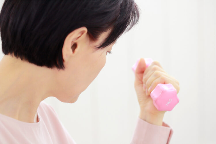 근력 운동을 꾸준히 하면 혈압을 내리는 효과가 있다.다만 혈압 조절이 잘 안 되는 사람은 힘을 쓰는 운동은 의사와 상담 후 하는 게 좋다.[사진=클립아트코리아]